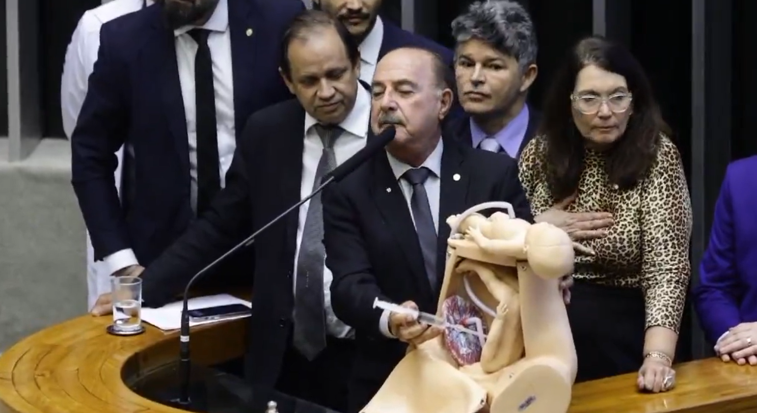 Deputado faz demonstração de aborto em sessão e critica Alexandre de Moraes; assista