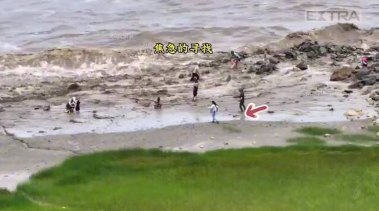 Onda gigante atinge 20 turistas que estavam na margem de rio chinês