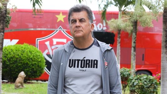 Fábio Mota, presidente do Vitória, durante pronunciamento