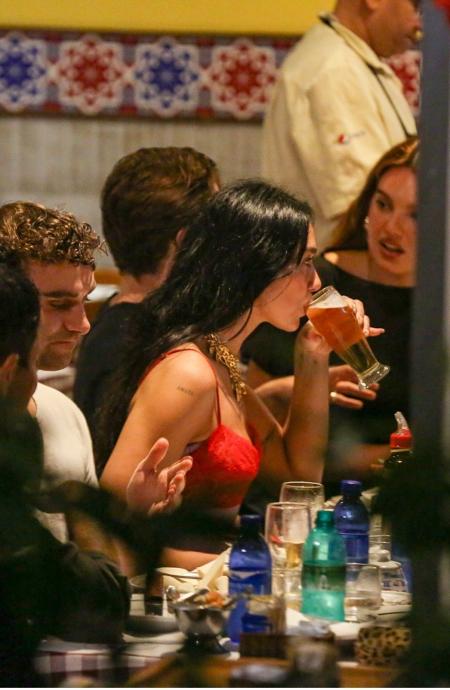 Dua Lipa comeu espetinhos e tomou chope e caipirinha de limão