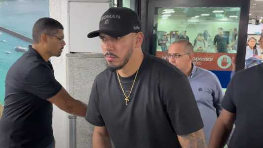 Goleiro João Paulo durante desembarque no aeroporto de Salvador