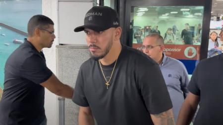 Goleiro João Paulo durante desembarque no aeroporto de Salvador