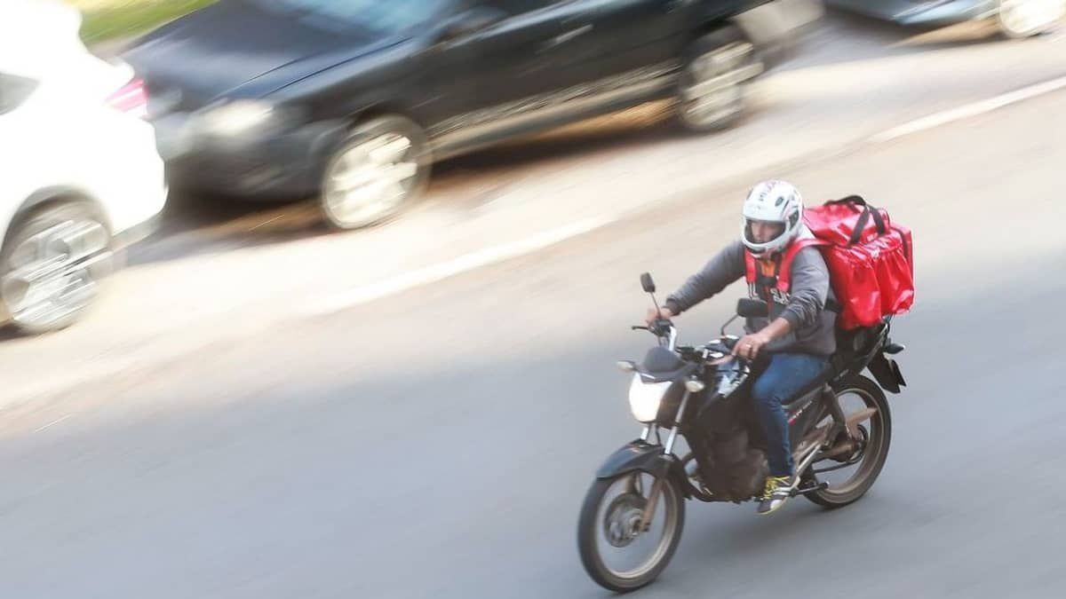 Motoboy é bloqueado por aplicativo após demora na entrega de comida e será indenizado em mais de R$ 10 mil