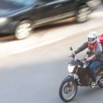 Motoboy é bloqueado por aplicativo após demora na entrega de comida e será indenizado em mais de R$ 10 mil