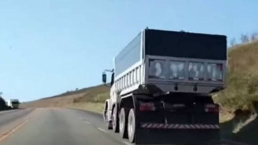 Sem vias alternativas, carretas de minério cortam as rodovias federais de Minas Gerais