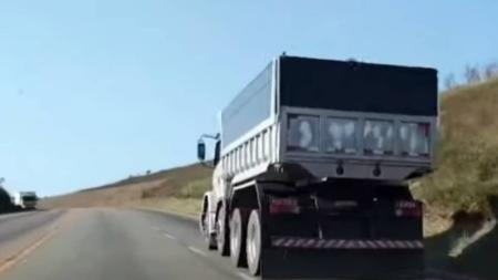 Sem vias alternativas, carretas de minério cortam as rodovias federais de Minas Gerais