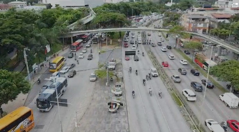 Vídeo: caminhão derruba poste, rompe cabos, desliga semáforos e interdita parte da Via Expressa, em BH
