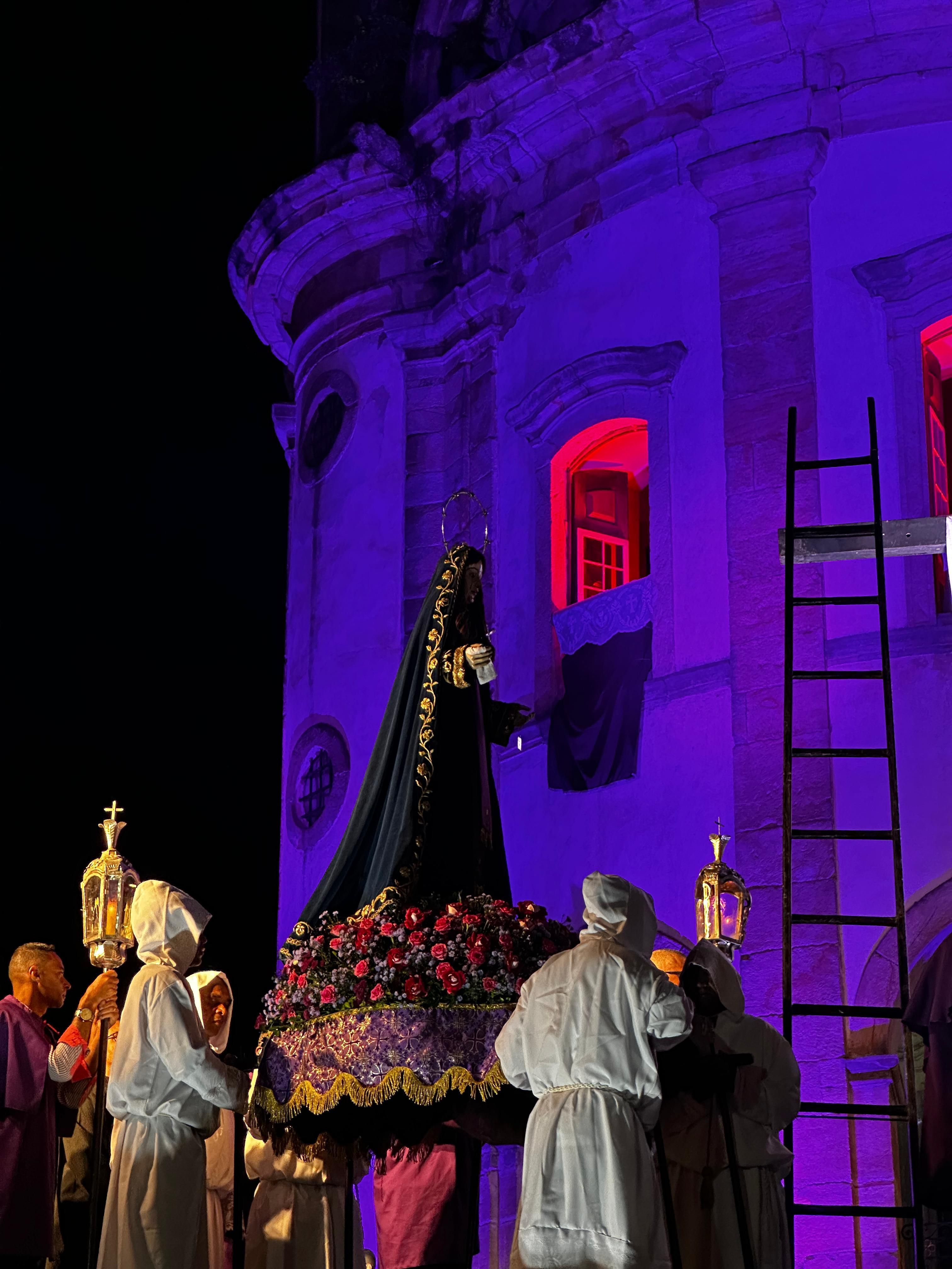 Cerimônia do descendimento da Cruz emociona fiéis em Ouro Preto (MG)