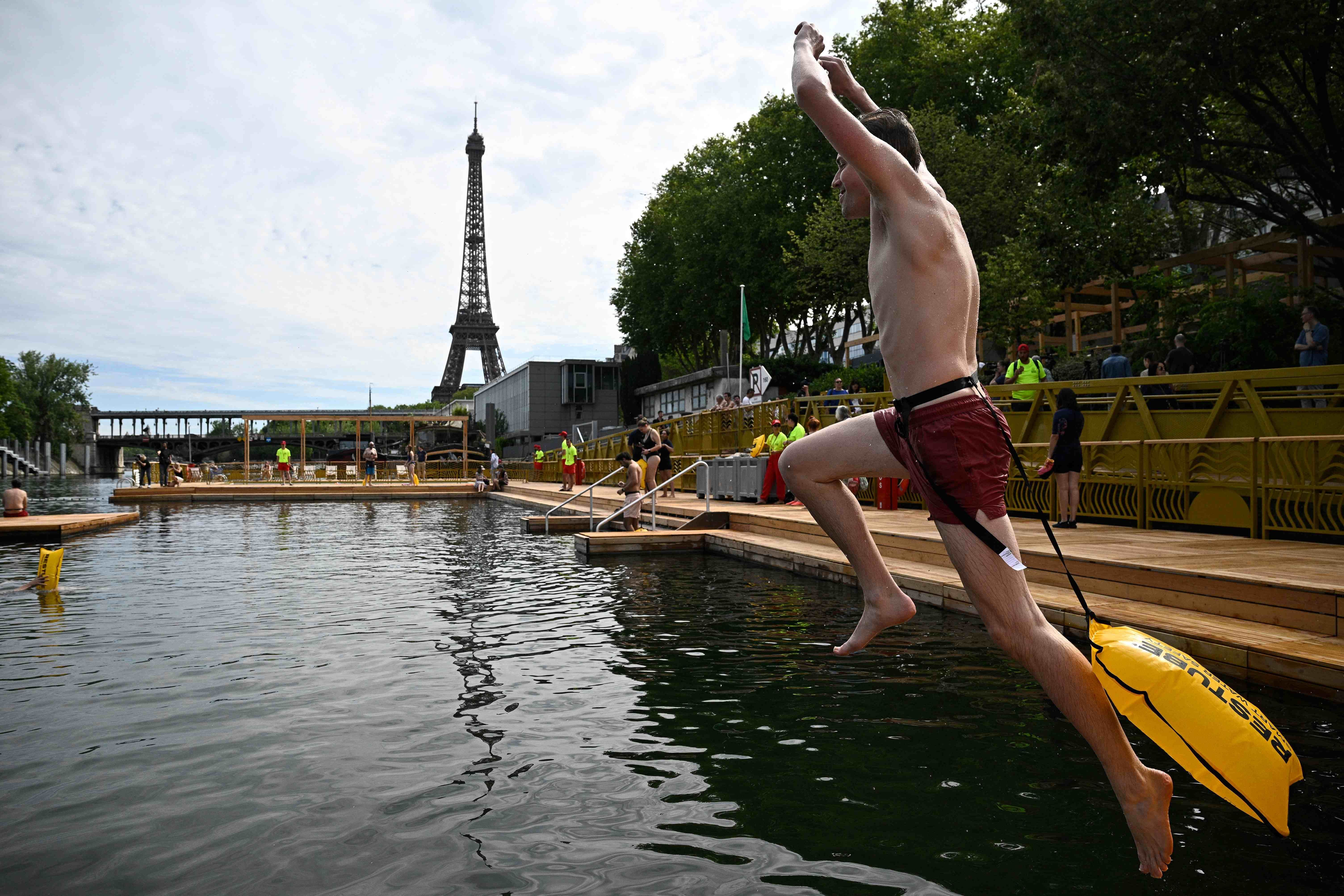 Banhistas mergulham no Rio Sena neste sábado (5) após reabertura ao público em Paris