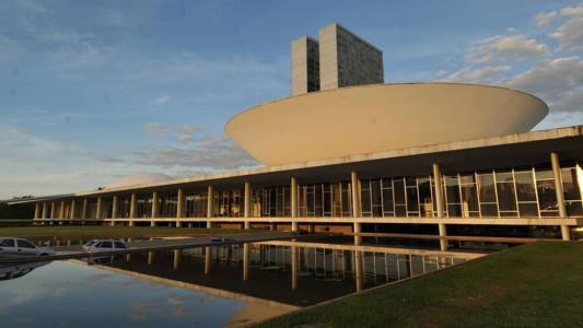 No Senado, foram 57 votos a favor e 17 contra, sem nenhuma abstenção