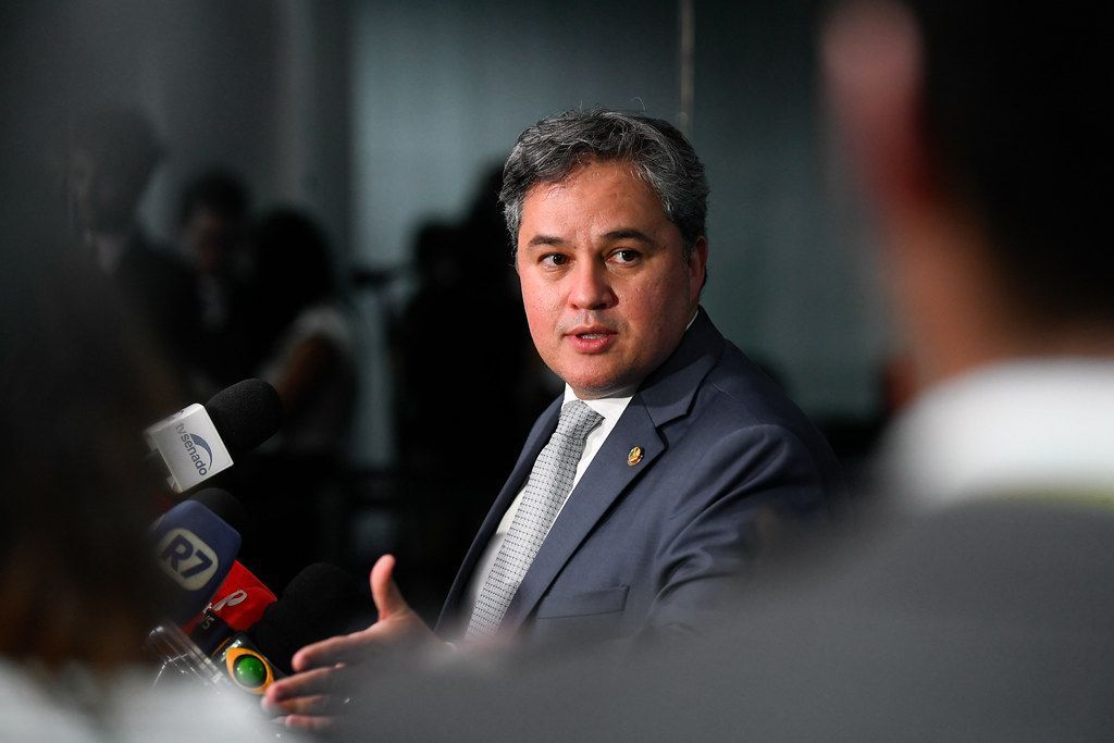 Votação de nova proposta para desoneração de setores e municípios é adiada para junho, indica Efraim Filho