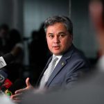 Votação de nova proposta para desoneração de setores e municípios é adiada para junho, indica Efraim Filho