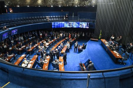 Comissão do Senado aprova projeto para proteger crianças e adolescentes na internet | CNN Brasil