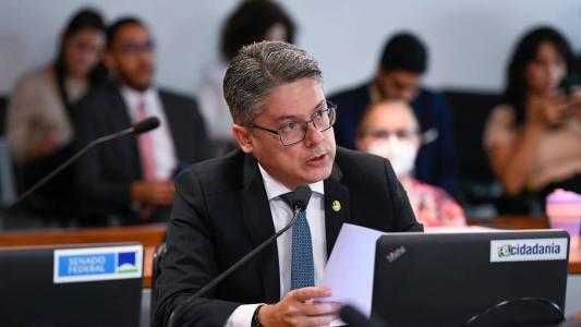 Senador Alessandro Vieira apresentou proposta alternativa para transição de Lula