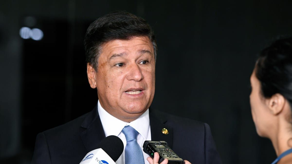 Viana recebe alta após internação para tratar tumor.
