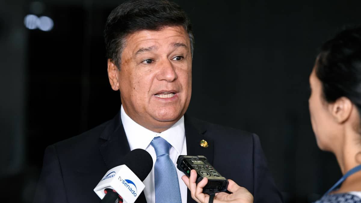 Senador Carlos Viana critica acordo da PBH com empresas de ônibus: 'está mais para uma black-fraude' 