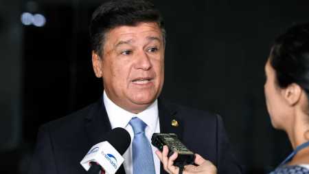 Senador Carlos Viana criticou acordo fechado entre prefeitura de BH e empresas de ônibus