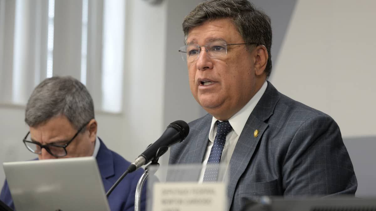 Viana defende afastamento de Moraes e cita mensagens de Vorcaro