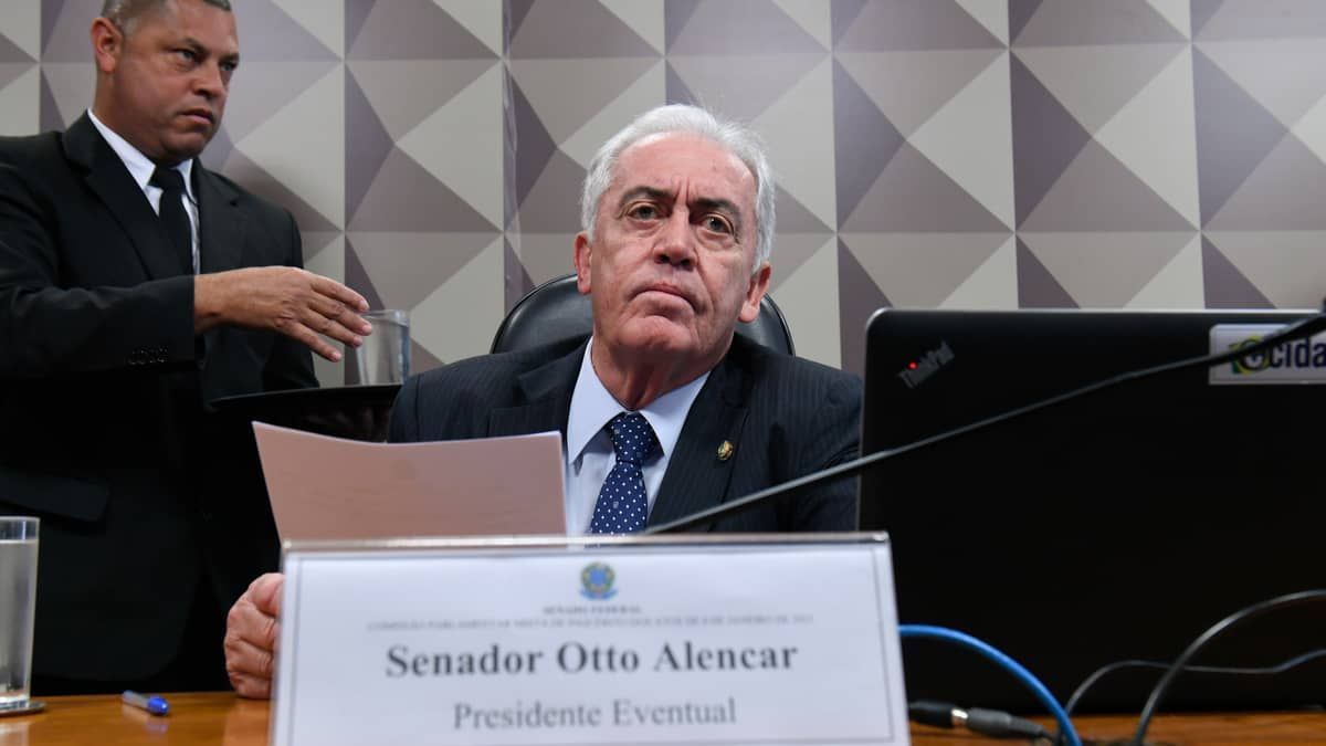 ‘Aqui não é delegacia; se comporte como senador’, diz Otto a Marcos do Val na CPMI