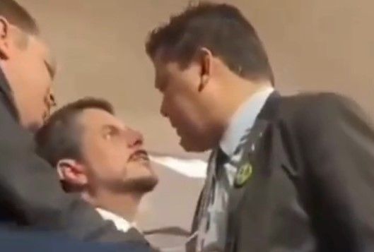 Deputado e senador se desentendem no Congresso e trocam empurrões em aeroporto; veja vídeo