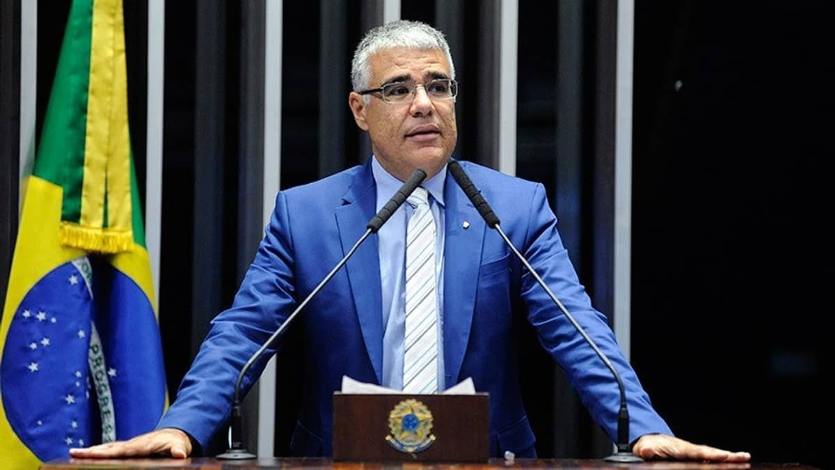 Eduardo Girão desiste de candidatura à presidência do Senado e declara apoio a Rogério Marinho