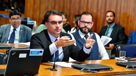 Senador Flávio Bolsonaro (PL-RJ) respondeu sobre operação contra o irmão nesta quinta-feira (24)