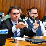 Flávio Bolsonaro critica operação contra Jair Renan e afirma que família é alvo de perseguição: 'garoto do bem'