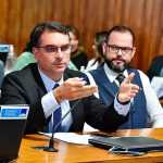 Flávio Bolsonaro critica operação contra Jair Renan e afirma que família é alvo de perseguição: 'garoto do bem'