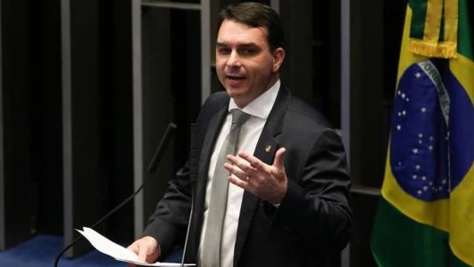 Senador Flávio Bolsonaro critica inquérito das joias