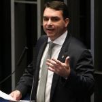 Flávio Bolsonaro critica inquérito das joias e diz que ex-presidente é vítima de perseguição