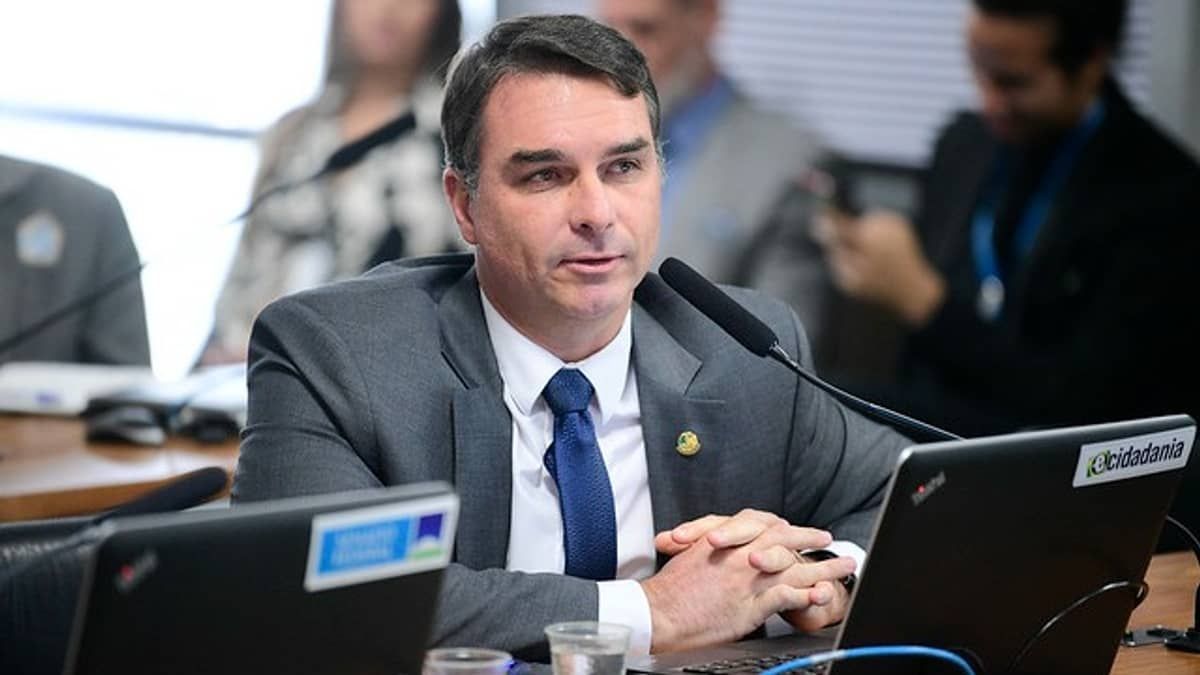 Flávio Bolsonaro critica discurso de Lula sobre 7 de Setembro
