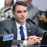 Flávio Bolsonaro acusa Alexandre de Moraes de “discurso de ódio” e parcialidade em julgamento da trama golpista