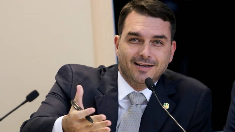 Flávio Bolsonaro ironiza derrota de indicado de Lula à DPU