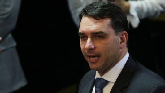 Senador Flávio Bolsonaro afirmou que críticas ao governador Tarcísio Freitas são injustas