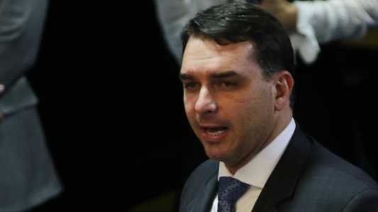 Senador Flávio Bolsonaro afirmou que críticas ao governador Tarcísio Freitas são injustas