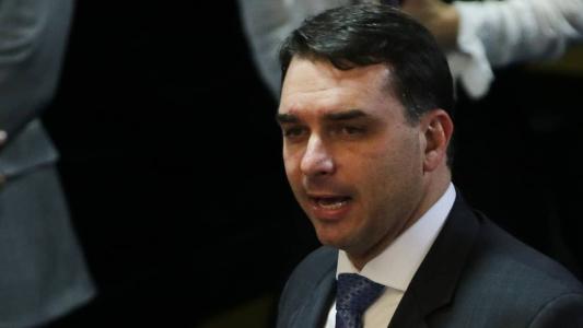 Senador Flávio Bolsonaro afirmou que críticas ao governador Tarcísio Freitas são injustas
