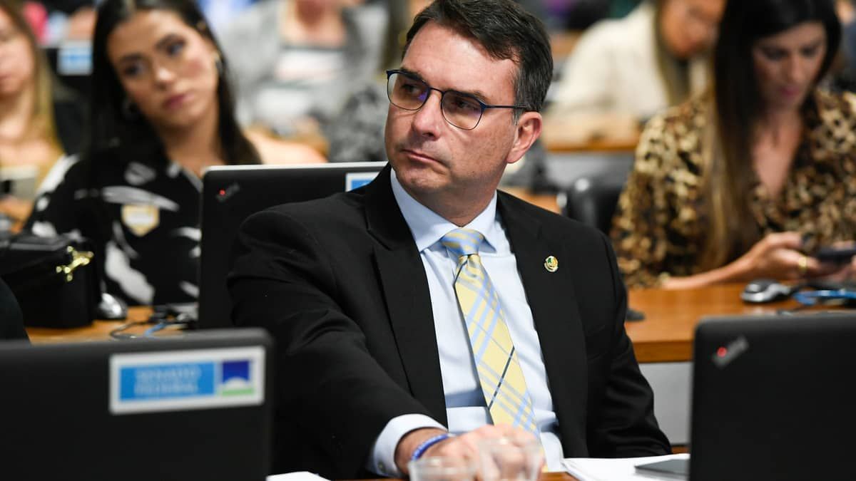 Flávio Bolsonaro pede à AGU investigação contra Gleisi Hoffmann por críticas à Justiça Eleitoral