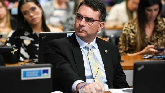 Senador Flávio Bolsonaro (PL-RJ) acionou a Advocacia-Geral da União (AGU) contra a deputada Gleisi Hoffmann