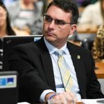 Flávio Bolsonaro pede à AGU investigação contra Gleisi Hoffmann por críticas à Justiça Eleitoral