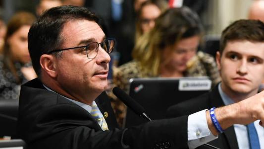 Senador Flávio Bolsonaro (PL-RJ) participou da apresentação do pedido de impeachment do ministro Luís Roberto Barroso, do STF,