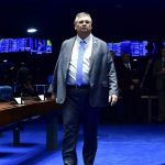 Dino se despede da vida política e cita harmonia entre os poderes na saída do Senado para o STF