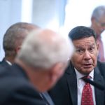 Mourão se defende de críticas sobre ausência no RS em meio à tragédia das chuvas: 'trabalho em Brasília'