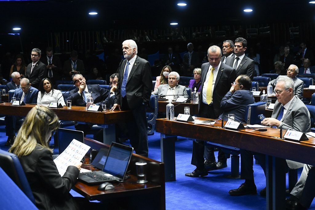 Votação da PEC que barra militares da ativa nas eleições é adiada