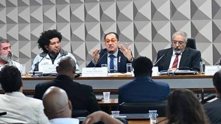 Senador Jorge Kajuru (PSB-GO) quer que racistas condenados sejam presos nos dias de jogos do próprio clube