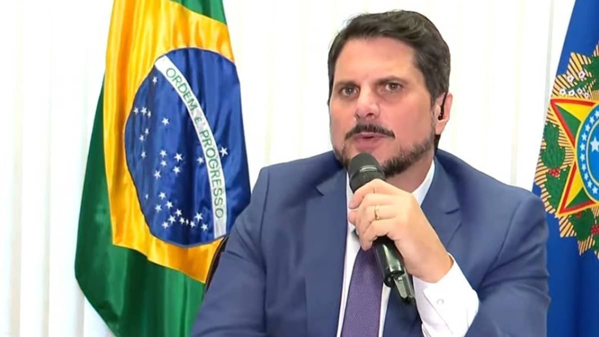 Senador diz que Moraes mentiu sobre pedido para formalizar denúncia e pede afastamento de ministro em inquérito