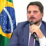 Senador diz que Moraes mentiu sobre pedido para formalizar denúncia e pede afastamento de ministro em inquérito