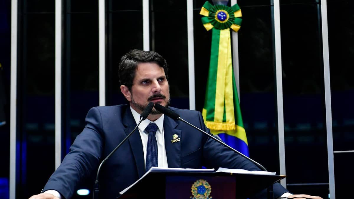 Senador Marcos do Val diz que Bolsonaro o pressionou a ajudar em um golpe e anuncia renúncia 