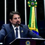 Senador Marcos do Val diz que Bolsonaro o pressionou a ajudar em um golpe e anuncia renúncia 