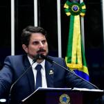 Senador Marcos do Val diz que Bolsonaro o pressionou a ajudar em um golpe e anuncia renúncia