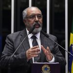 Senador gaúcho Paulo Paim chora ao citar órfãos da chuva e tragédia inédita no Rio Grande do Sul